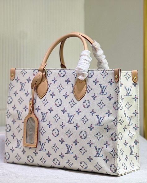 Louis Vuitton | Monogram Casual Style Street Style Bag 👉Available Now👈 ➡️DM for more details and Price ➡️Payment method PayPal ➡️Delivery all over the world 🌎 Street Style Bags, Show Case, Casual Street Style, Hand Bags, Designer Bags, Bags Shoes, All Over The World, Louis Vuitton Monogram, Casual Style