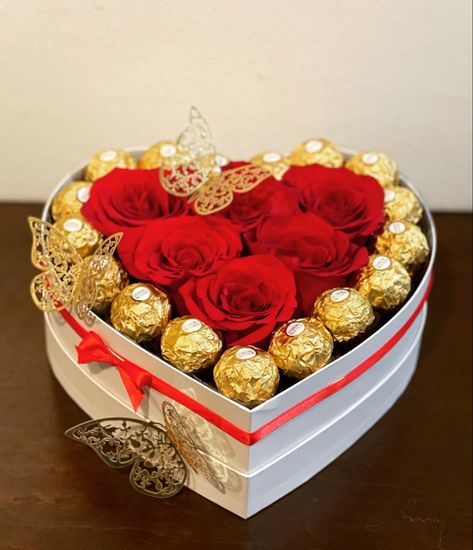 Heart Box Valentine Gift Ideas, Mother’s Day Flower Arrangements, Teen Valentine Gifts, Diy Mother's Day Gift Basket, Bouquet Graduation, Valentine Gifts For Boys, Chocolate Flowers Bouquet, Chocolate Bouquet Diy, Candy Bouquet Diy