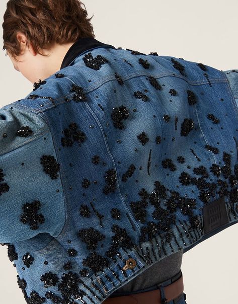 Miu Miu Embellished, Diy Denim Jacket, Nfc Tag, Mode Kimono, Diy Jacket, Denim Projects, Velvet Collar, Concept Clothing, Denim Ideas