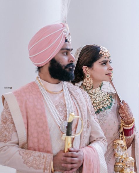 Punjabi Couple Wedding Photography, Rajputi Couple Photoshoot, Sadi Photoshoot, Capal Pose, Rajputi Couple, Groom Turban, Marriage Photoshoot, Marriage Poses, Wedding Photography India