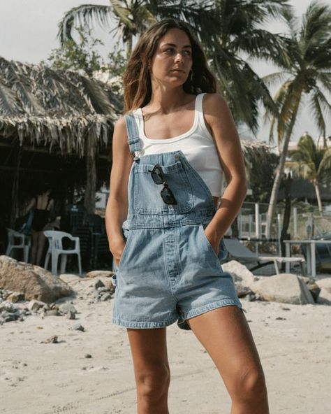 Denim Short Overalls Outfit, Short Dungarees Outfit, Salopette Outfit, Short Overalls Outfit, Denim Dungaree Shorts, Dungaree Outfit, Dungaree Shorts, Denim Shorts Outfit, Denim Dungaree