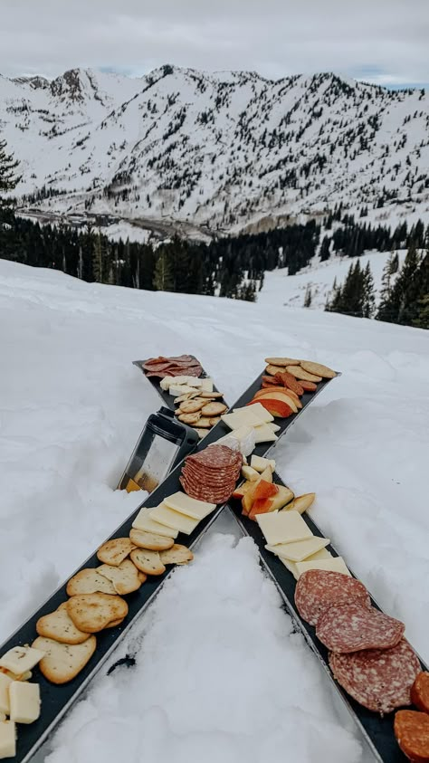 Ski Charcuterie Board, Apres Themed Party, Chalet Bachelorette Party Ideas, Ski Tailgating, Apres Ski Food Ideas, Apres Party, Apre Ski Theme Party, Apres Party Theme, Ski Party Food