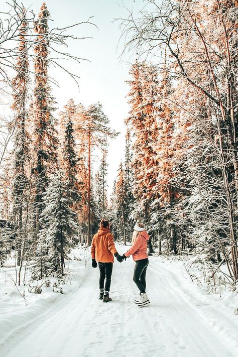 Finland Couple Aesthetic, Couple Travel Photos Winter, Christmas Aesthetic Couple Goals, Cool Winter Photoshoot Ideas, Manali Couple Photoshoot, Couple Photo Snow, Cute Winter Couple Photos, Winter Photos Couple, Couples Winter Pictures