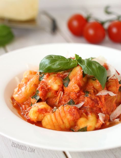 This gnocchi with lighter tomato cream sauce is quick, easy and delicious! Fresh Basil Recipes, Tomato Cream Sauce, Basil Recipes, Gnocchi Recipes, Pasta Sauce Recipes, Cream Sauce, Fresh Basil, Healthy Baking, Ravioli