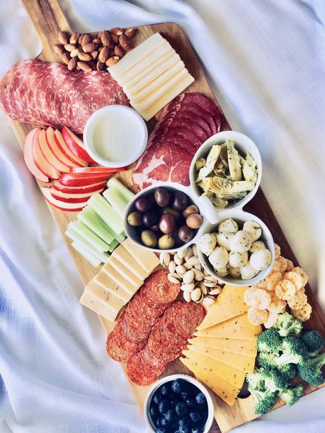 The Ultimate Charcuterie Plate: Making a Healthy Charcuterie Board #appetizerplates Healthy Charcuterie Board, Healthy Charcuterie, Cheese Plates Appetizer, Holiday Cheese Boards, Charcuterie Board Meats, Charcuterie Plate, Keto Christmas, Meat Appetizers, Charcuterie Inspiration