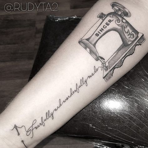 Singer sewing machine tattoo on the arm with thread into the skin, artist and tattooist Rudy acosta. Clovis ink tattoo clovis, ca.  #black #tattoo #tattoos #tattooing #tattooideas #detailtattoo #femaletattoo #girltattoo #femininetattoo #simpletattoo #minimalist #art #artist #drawing #sketch #clovisink #clovisinktattoo #clovis Tattoo Sewing, Quilt Tattoo, Sewing Machine Tattoo, Special Tattoo, Sewing Machine Drawing, Tatuaje Cover Up, Sewing Tattoos, Knitting Tattoo, Machine Tattoo