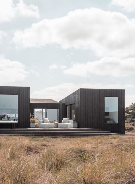 Polzeath Cornwall, Scandinavian House Design, Prefabricated Cabins, Scandinavian Cabin, Scandinavian House, Cabin Modern, Modern Modular Homes, Modular Cabins, Eco Homes