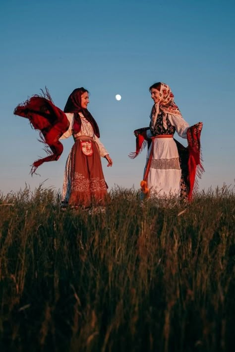 Slavic Culture Aesthetic, Romani Aesthetic, Folk Aesthetic, Russian Folk Costume, Slavic Core, Slavic Clothing, Slavic Aesthetic, Polish Folklore, Russia Aesthetic