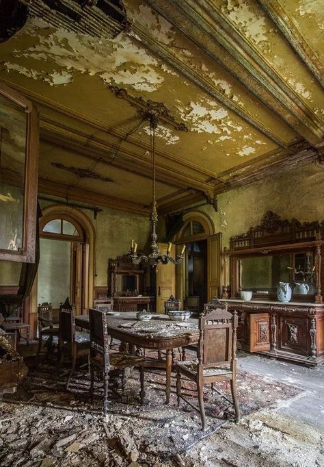 Abandoned Mansion For Sale, Mansion Homes, Desert Places, Old Abandoned Buildings, Abandoned Property, Creepy Houses, Beautiful Ruins, Abandoned Mansion, Old Abandoned Houses