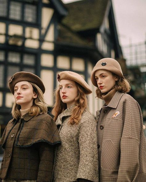 Topi Vintage, Tweed Ride, Detective Sherlock Holmes, Dog Jackets, Miss Patina, 1940's Style, Cable Knit Dress, Parisienne Chic, Scottish Fashion