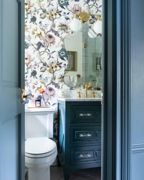 things. At my roots there is always a Traditional and c Wallpaper For Small Bathrooms, Makeover Kamar Mandi, Small Bathroom Wallpaper, Dark Green Bathrooms, Guest Bathroom Design, Dark Bathrooms, Oak Bathroom, Small Bathrooms, Granny Chic