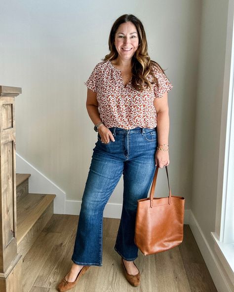 20 Transitional Fall Workwear Outfits - The Recruiter Mom Sweatpants For Work, Midsize Jeans, Midsize Fall Outfits, Early Fall Fashion, Recruiter Mom, Workwear Capsule, Workwear Outfits, Fall Workwear, Jeans Outfit Fall