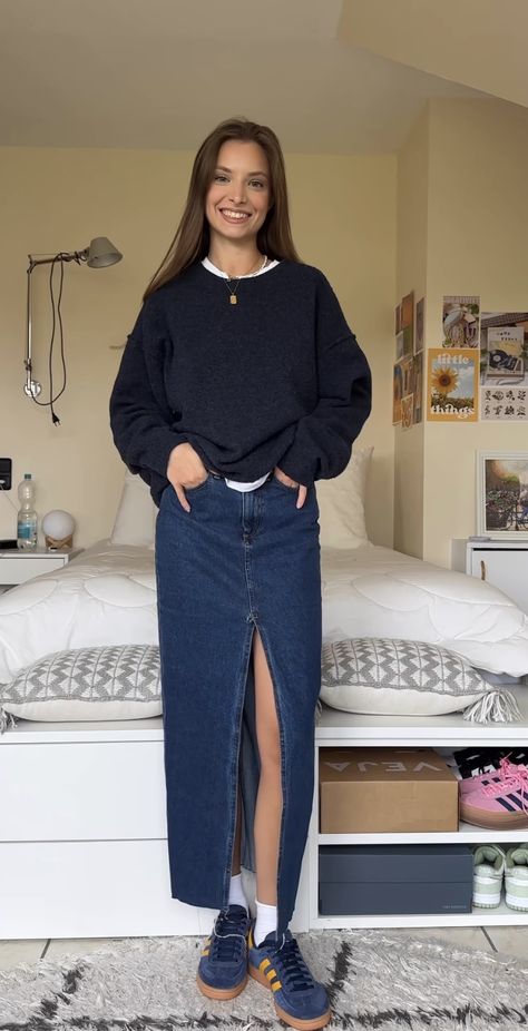 Long Jean Skirt Fall Outfits, Paperbag Jeans Outfit Winter, Denim Skirt Outfits Fall, Styling Denim Maxi Skirt, Long Skirt Denim Outfit, Long Denim Dress Outfit Ideas, Long Denim Skirt Aesthetic, Outfits With Long Denim Skirt, Long Jean Skirt Outfits Winter