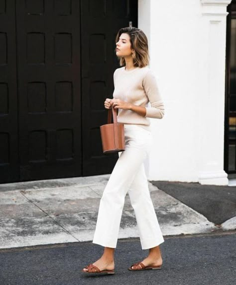 Witte Jeans Outfit, Wide Leg Jean Outfits, Wide Leg Jeans Outfits, Mode Poses, Work Outfits Frauen, Culotte Style, White Jeans Outfit, Chic Summer Outfits, Summer Work Outfits