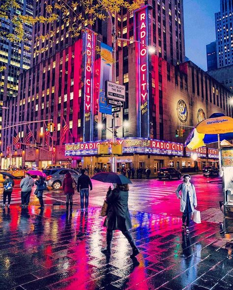 My Christmas in New York | NYC on Instagram: “✨Radio City Music Hall - few steps away from the Rockefeller Center you will find one of the most famous theaters of NYC! This is also home…” New York Noel, Places In Nyc, Brooklyn Photography, Road Photography, Nyc Christmas, Grand Central Station, Washington Square Park, Radio City Music Hall, Rockefeller Center