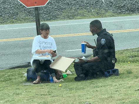 Cassie was out on her lunch break and observed Goldsboro’s Finest enjoying lunch with a homeless person. Law enforcement does so much for our community, with a lot of it going unnoticed. We see you Goldsboro P.D. Keep up the good work. — with Cassie Lea Parker. Homeless Woman, Heartwarming Photos, Make Smile, Homeless People, Police Chief, Lunch Break, Policeman, Faith In Humanity, Random Acts Of Kindness