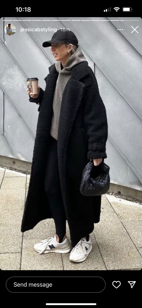 Long Teddy Coat Outfit, Black Teddy Coat Outfit, Teddy Coat Street Style, City Break Outfit Winter, New York City Outfits Winter, Black Teddy Coat, Teddy Coat Outfit, Fall Jackets Outfit, Tourist Outfit