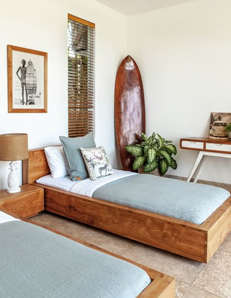 Mid Century Tropical Bedroom, Spanish Beach House Interior, Surf House Interior, Surf Interior Design, Surf Shack Interior, Hawaiian Interior Design, Surf Style Home, Surf Interior, Decoration Surf