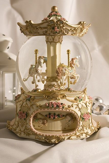 Fantasy Things, Royal Core, Istoria Artei, Royal Aesthetic, Water Globes, Gold Aesthetic, Princess Aesthetic, Snow Globe, Music Box