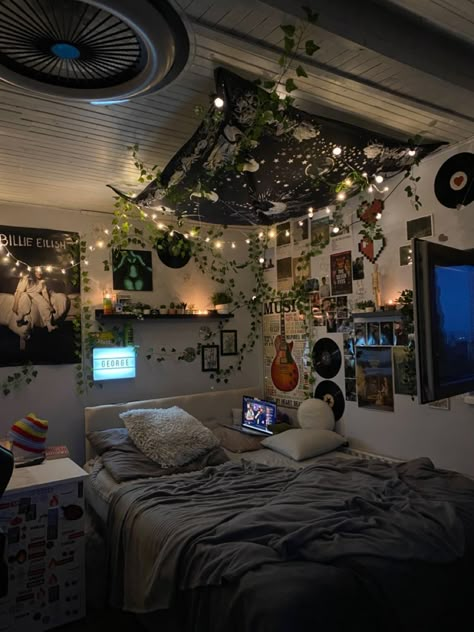 Bedroom Ideas For Nerds, Dream Room Ideas, Grunge Bedroom, Cool Room Decor, Dream Bedroom Inspiration, Dream Bedrooms, Chill Room, Cute Rooms, Dekorasi Kamar Tidur