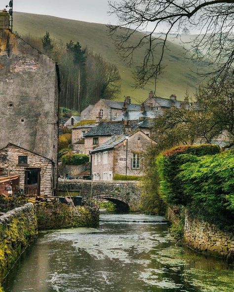 Castleton in the Peak District🌥️ Castleton is a beautiful village situated at the head of the Hope Valley in the Peak District National Park. Photo by Christxan Jaemes Photography