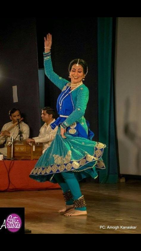 Kathak dancer with accompanying musicians Kathak Dress, Kathak Costume, Storage Wars, Kathak Dance, International Craft, Cultural Dance, Indian Classical Dance, Classical Dance, Indian Dance