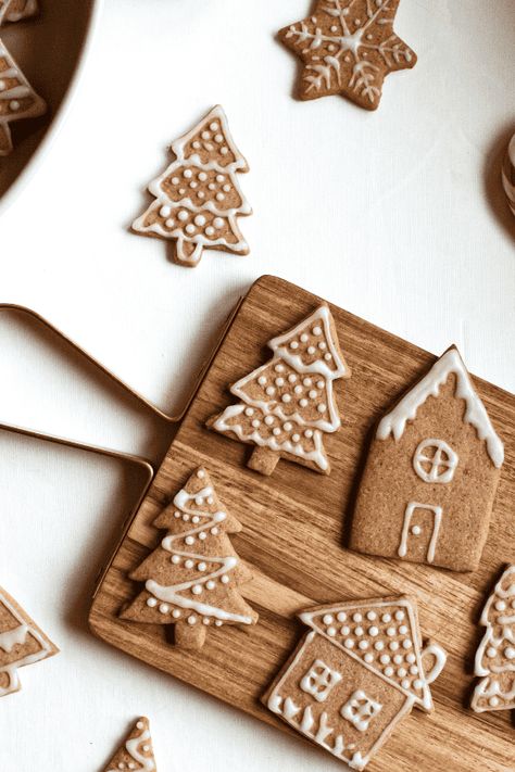 Christmas Aesthetic Neutral, Christmas 2024 Aesthetic, Aesthetic Cookie Pictures, Neutral Winter Aesthetic, Christmas Beige Aesthetic, Cookies Aesthetics, Christmas Cookies Pictures, Beige Christmas Aesthetic, Neutral Christmas Aesthetic