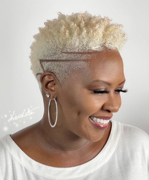 Blonde Twa, Short Platinum Blonde Hair, Blonde Natural Hair, Popular Short Haircuts, Short Hair Designs, Short Shaved Hairstyles, Shaved Hair Designs, Twa Hairstyles, Tapered Natural Hair