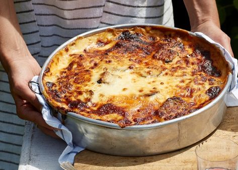 Classic moussaka recipe Classic Moussaka, Moussaka Recipes, Mince Meals, Cyprus Recipes, Egyptian Foods, Greek Moussaka, Moussaka Recipe, Eat Greek, Cook Up A Storm