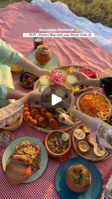 Styled in Pakistan on Instagram: "How cute is this picnic Iftar idea?! 🍒☀️ 🎥: @food_photosnap" Iftar Picnic, Aesthetic Picnic Ideas, Lunch Party, Picnic Ideas, Pakistani Food, Ramadan Mubarak, March 21, Food Presentation, Iftar