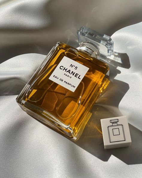 𝐋𝐨𝐫𝐢𝐧𝐝𝐚 𝐕𝐨𝐠𝐞𝐬 on Instagram: “Happy 100th birthday to one of my most favourite fragrances and perhaps the most recognised fragrance in the world, Chanel No. 5 💛💫…” Chanel 5, Chanel N 5, Chanel No5, Happy 100th Birthday, Stile Blair Waldorf, Chanel Fragrance, Perfume Bottle Design, Perfume Body Spray, Perfume Packaging