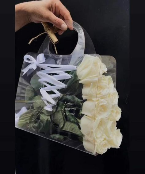 Bouquet Bag, Diy Bouquet Wrap, Luxury Flower Bouquets, Fancy Flowers, Gift Box For Men, Flower Bouquet Diy, Gift Wrapping Inspiration, Flower Gift Ideas, Flower Business