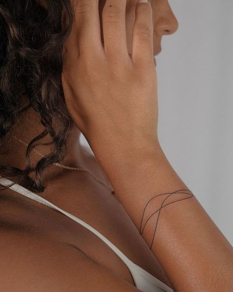 2024's Biggest Tattoo Trends, According To Experts Minimal Bracelet Tattoo, Tattoo Two Hands, Dainty Armband Tattoo, Delicate Armband Tattoo, Fine Line Wrist Bracelet Tattoo, Wrist Line Tattoo Bracelet, Minimalist Line Tattoo, Rectangle Tattoo, Tattoo Armband