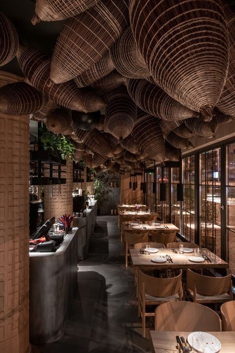 Asian Restaurant Design, Luxury Restaurant Interior, Bar Restaurant Design, Architecture Restaurant, Modern Restaurant Design, Bar Design Awards, Design Café, Vietnamese Restaurant, Luxury Restaurant