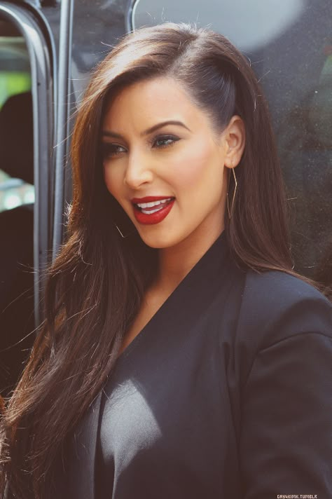 . Kim Kardashian Hair, Kardashian Hair, Dance Hairstyles, Penteado Cabelo Curto, Red Lipstick, Hair Envy, Hair Dos, Curled Hairstyles, Gorgeous Hair