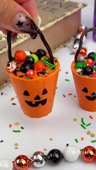 Cupcake Tricks, Halloween Cakes Easy, Holiday Treat Ideas, Company Halloween, Candy Buckets, Cool Foods, Treat Basket, Candy Cup, Candy Bucket