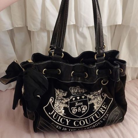 🎀 Y2K Juicy Couture Daydreamer Bag Juicy Couture Bag Outfit, Juicy Daydreamer Bag, Vivi Core, Juicy Couture Daydreamer Bag, Juicy Purse, Juicy Couture Daydreamer, Bag 2000s, 2000s Bags, Juicy Bag