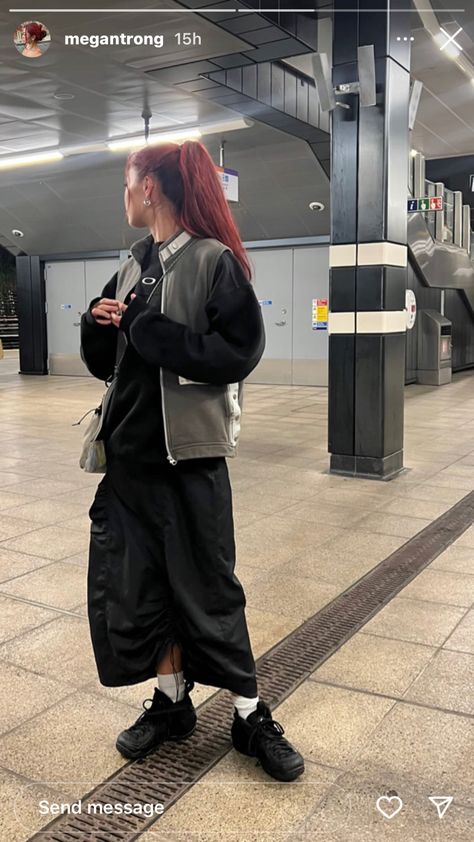 All Black Shoes Outfit, Black Shoes Outfit, Black Sneakers Outfit, Streetwear Inspiration, All Black Shoes, City Girl, Fitness Inspo, Fashion Inspo Outfits, Cool Girl