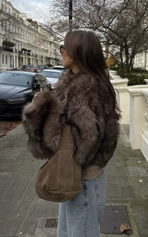 Winter Chic Aesthetic, Going Out Outfits Cold, Chicago Outfit Ideas, Outfits With Fur Coats, Fur Coat Outfit, Winter Inspo, Fashion Influencer, Cold Weather Outfits, 2025 Fashion