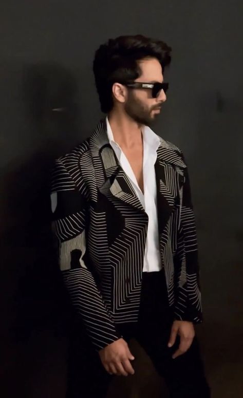 Shahid Kapoor Outfits, Bollywood Fashion Men, Jodhpuri Mens, Indowestern Outfits For Men, India Fashion Men, Indian Wedding Suits Men, Jodhpuri Suits For Men, Indian Wedding Clothes For Men, Designer Blazers For Men