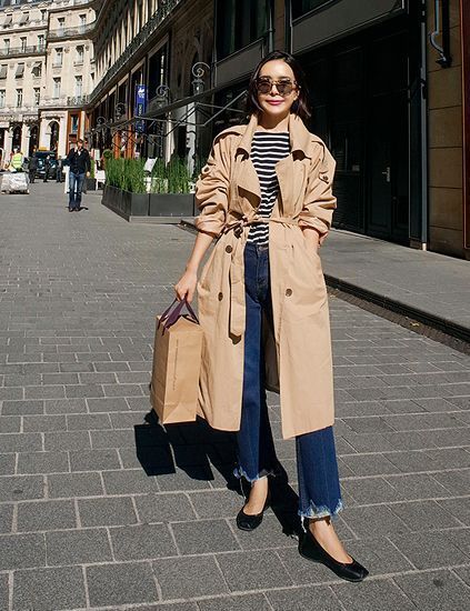 c913303f392ffc643f7240b180602652desc54461836ri Vintage Trench Coat Outfit, Dress With Trench Coat Outfit, Trench Coat With Dress, Trent Coat, Trench Coat Street Style, Outfit Minimalista, Trenchcoat Outfit, Trench Outfit, Style Parisienne