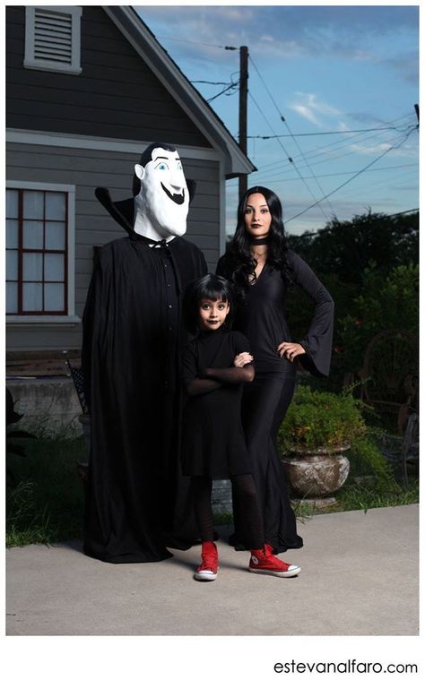 Hotel Transylvania Family Costume  Dracula, Mavis and Martha DIY Mavis Costume, Hotel Transylvania Mavis, Hotel Transylvania Birthday, Disney Family Costumes, Hotel Transylvania Party, Hotel Transylvania Costume, Vampire Family, Dracula Costume, Vintage Halloween Costume