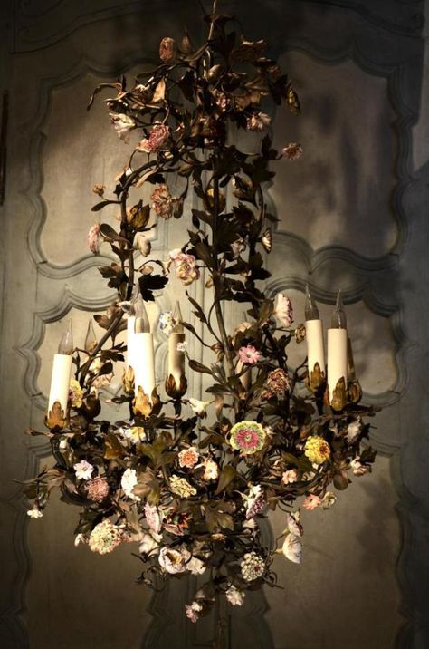 Lustre en tôle peinte et fleurs de porcelaine. (c) Galerie Marc Philippe, Proantic Rapunzel Castle, Porcelain Dress, Porcelain Insulator, Diy Luminaire, Antique Lanterns, Diy Light Fixtures, French Chandelier, Statement Chandeliers, Italian Chandelier