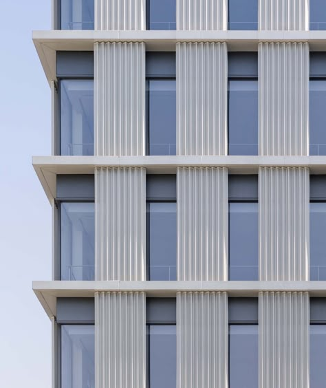 Hotel Facade, Metal Facade, Facade Architecture Design, Concrete Facade, Office Building Architecture, Apartment Architecture, Hotel Architecture, Office Buildings, High Rise Building