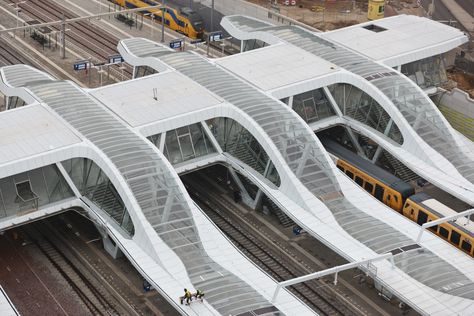 The ambitious Arnhem Central Transfer Station opened in late 2015 after 20 years in the making. It was the result of a massive masterplanning effort to redevelop the wider area around the station. As the new face and "front door" of Arnhem, Netherlands - the station aims to be a node between Germany, the Netherlands, and Belgium. Arnhem Station does a spectacular job at bringing together various modes of transportation, from trains to buses to cars to bicycles through the fluidity of form of arc Terminal Bus, Train Station Architecture, Airport Design, Platform Design, Contemporary Exterior, Contemporary Garden, Contemporary Farmhouse, Central Station, Futuristic Architecture