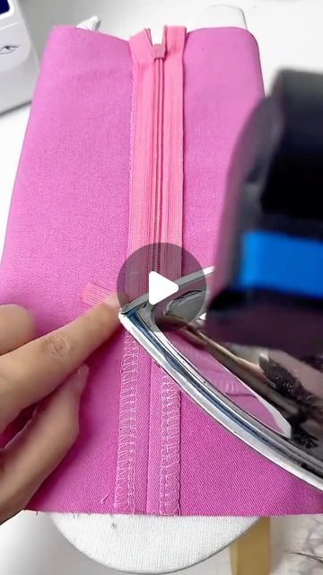 Sewing In A Zipper, Serger Projects, Zipper Tutorial, Fabric Sewing Patterns, Sewing Class, June 17, How To Make Clothes, Diy Couture, Embroidery Tutorials