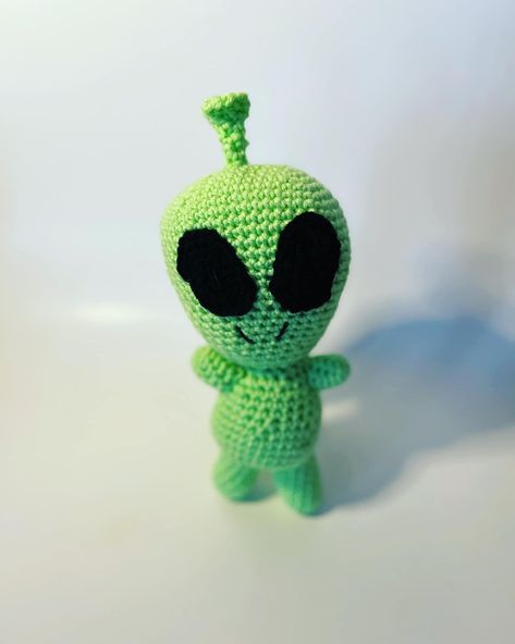 Follow along with this crochet pattern to make your own little alien plush. He's super cute and squishy. Just adorable. Crochet Amigurumi Free Patterns Alien, Crochet Alien Pattern Free, Alien Crochet Pattern Free, Alien Crochet, Alien Plush, Alien Patterns, Easy Crochet Patterns Free, Unique Crafts, Quirky Design