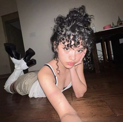 Fem Pfp, Curly Girl, I Love Girls, On The Floor, The Floor, Pretty Hairstyles, Hair Goals, Hair Looks, Pretty Woman