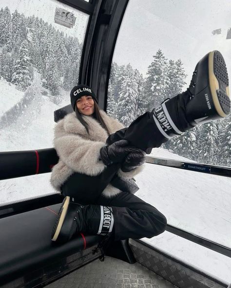 Snow Outfit Aesthetic, Winter Mountain Aesthetic, Moonboot Outfit, Moonboots Outfits, Ski Girl Aesthetic, Mountain Outfit Winter, Moon Boots Outfit, Girls Ski Trip, Snowboard Outfit