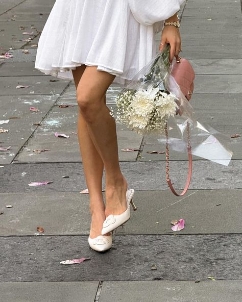 Spring strolls and fresh blooms—what’s not to love? 🌸✨ Who else is ready to embrace floral season in this dreamy look? @anastasiagerrans looking angelic in a flowy white dress paired with soft pink accessories—an outfit for the perfect day out! 💐 #SpringStyle #FloralMood #WhiteDress #ChicOutfit #CityChic Classy Breakfast, Vintage Princess Aesthetic, Charlotte York, Pink Minimalist, Old Money Outfit, Money Outfit, Soft Life, Vintage Princess, Elegant Feminine